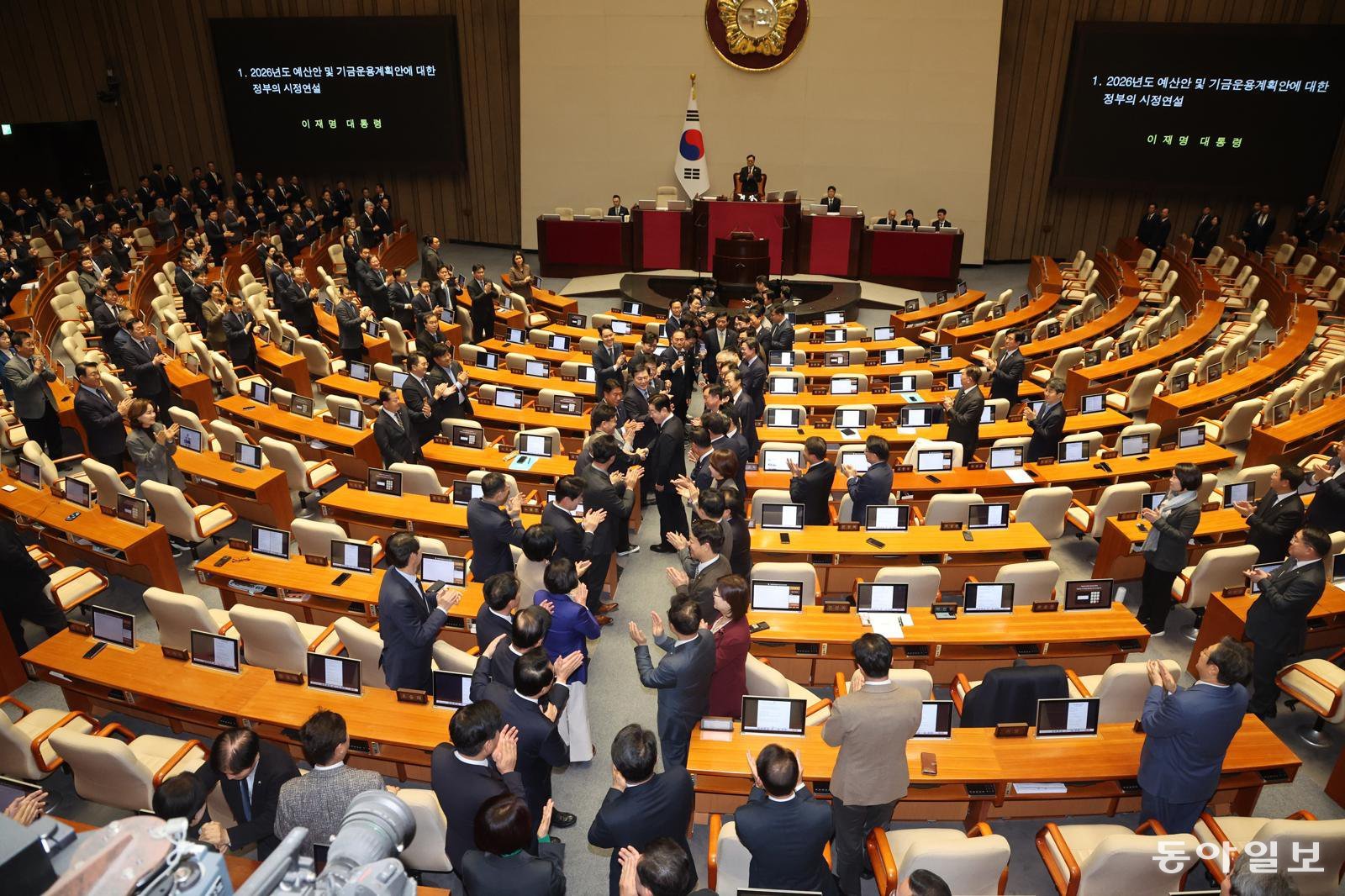 이재명 대통령이 4일 오전 국회 본회의장에서 2026년도 예산안 및 기금운용계획안에 대한 시정연설을 하기 위해 입장하고 있다. 장승윤 기자 tomato99@donga.com