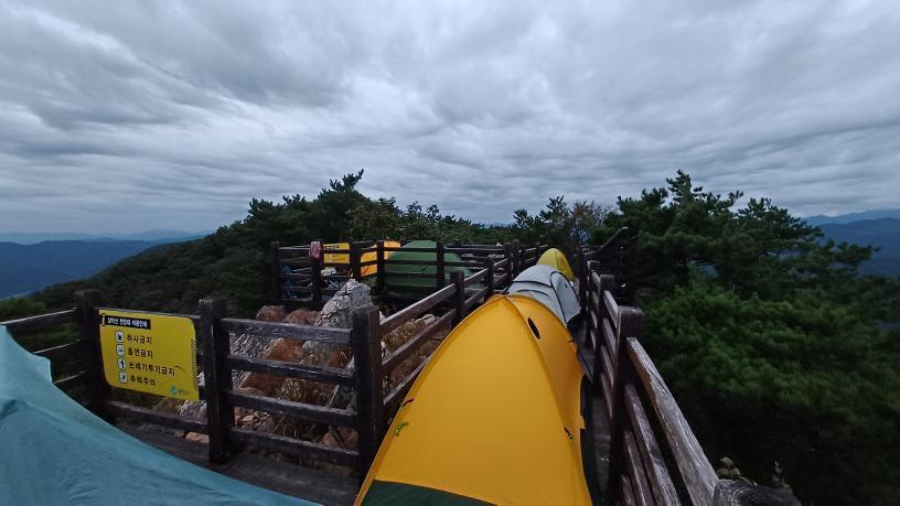 A씨가 공개한 삼악산 전망대의 사진. 일출을 보기 위해 설치된 텐트들이 전망대 통로를 빼곡히 차지하고 있어 발 디딜 틈이 없는 상황이다. (출처=보배드림 캡처)