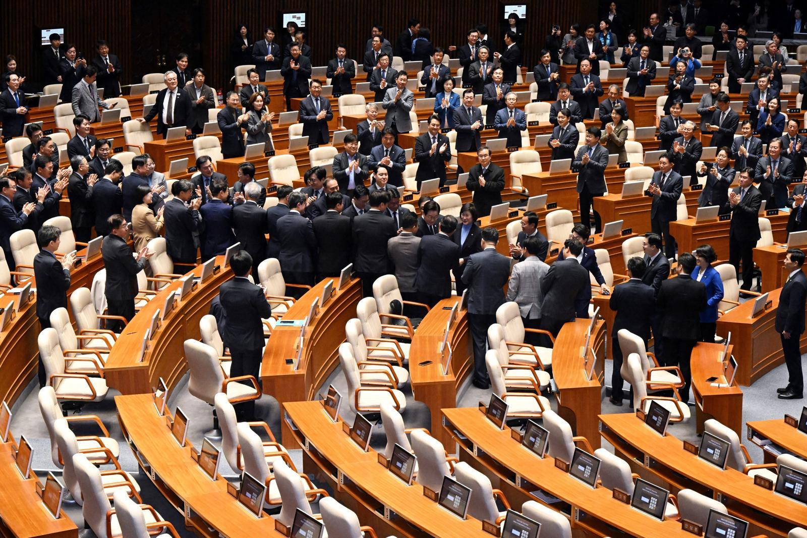 이재명 대통령이 4일 서울 여의도 국회 본회의장에서 2026년도 예산안 및 기금운용계획안에 대한 시정연설을 위해 발걸음을 옮기는 가운데 국민의힘 의원들의 빈자리가 보이고 있다. 2025.11.4
