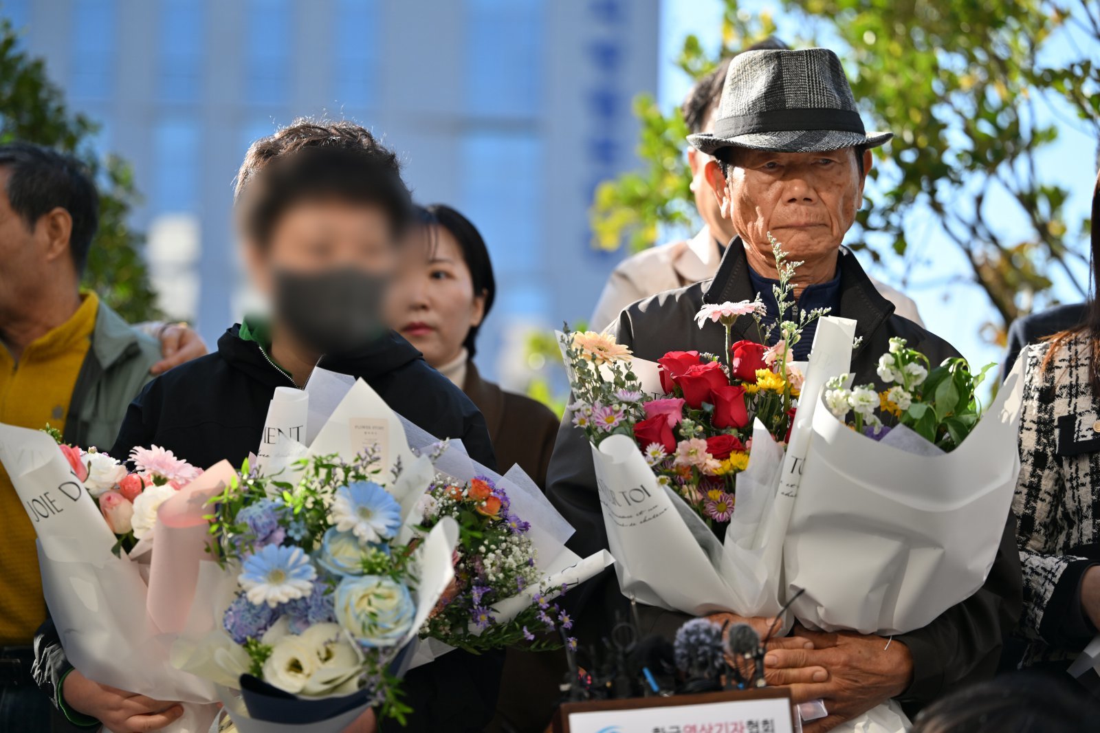 ‘청산가리 막걸리 살인 사건’으로 중형을 선고받았던 백모(71·오른쪽)와 딸(41)가 28일 오후 광주 동구 광주지법에서 열린 재심 선고 공판 결과 무죄를 선고받은 뒤 취재진 인터뷰를 하고 있다. 백씨와 딸은 지난 2009년 청산가리를 넣은 막걸리를 아내와 지인에게 마시게 해 숨지게 한 혐의(존속살인 등)으로 2012년 대법원에서 각기 무기징역과 징역 20년 형을 선고받았으나 검찰의 강압수사 의혹이 불거지면서 2023년 9월 재심이 개시, 이날 사건 발생 16여년 만에 무죄를 선고받았다. 2025.10.28. [광주=뉴시스]
