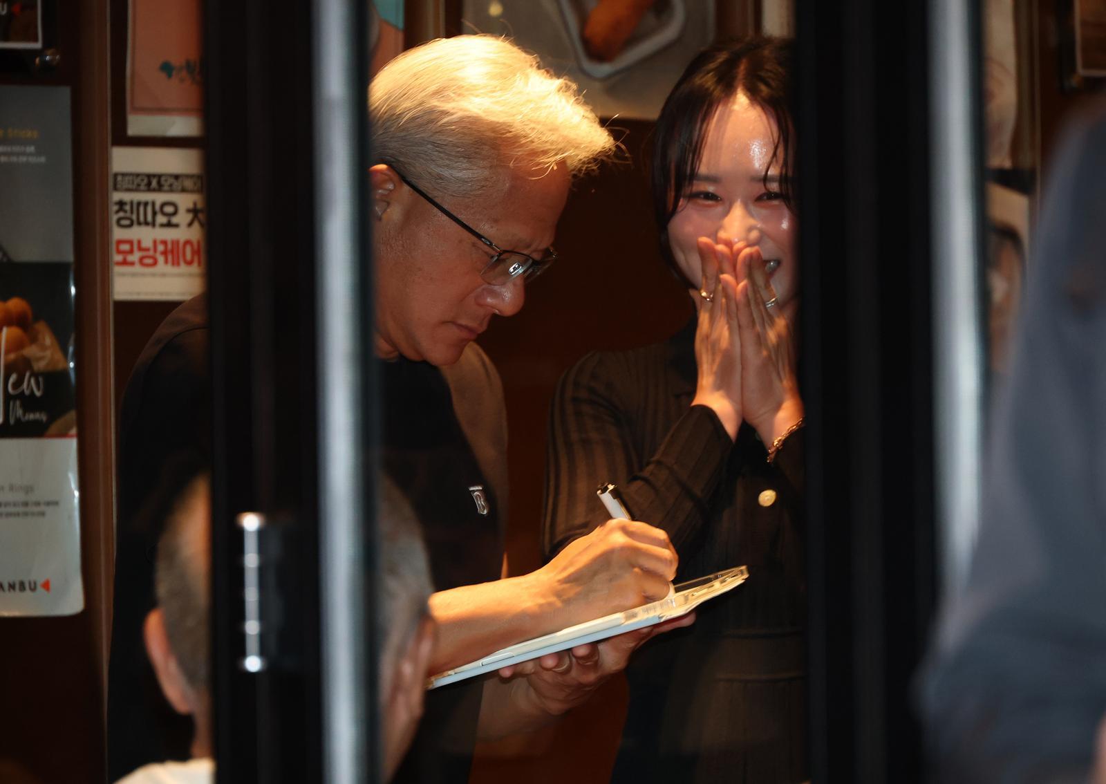 젠슬황 엔비디아 최고경영자가 30일 서울 강남구 깐부치킨 삼성점에서 이재용 삼성전자 회장과 정의선 현대차그룹 회장과 ‘치맥’ 회동 중 시민들에게 사인을 해주고 있다. (공동취재) 2025.10.30/뉴스1