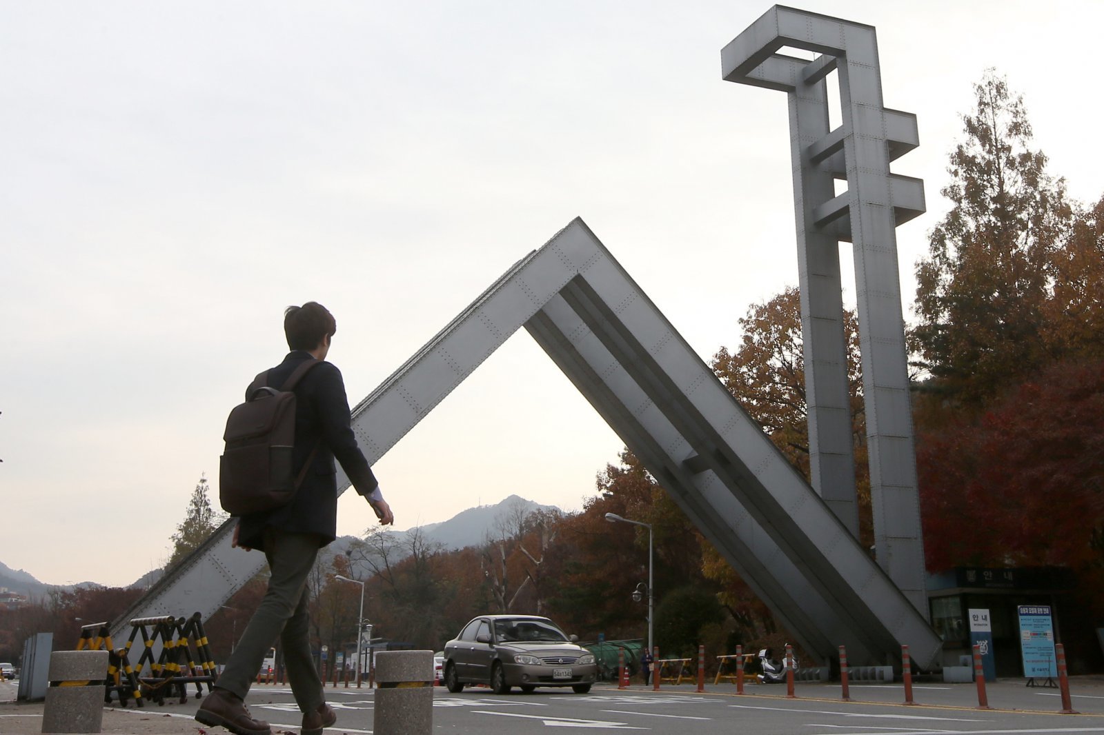 서울시 관악구 신림동 서울대학교 정문 앞으로 한 학생이 지나고 있다. /뉴스1