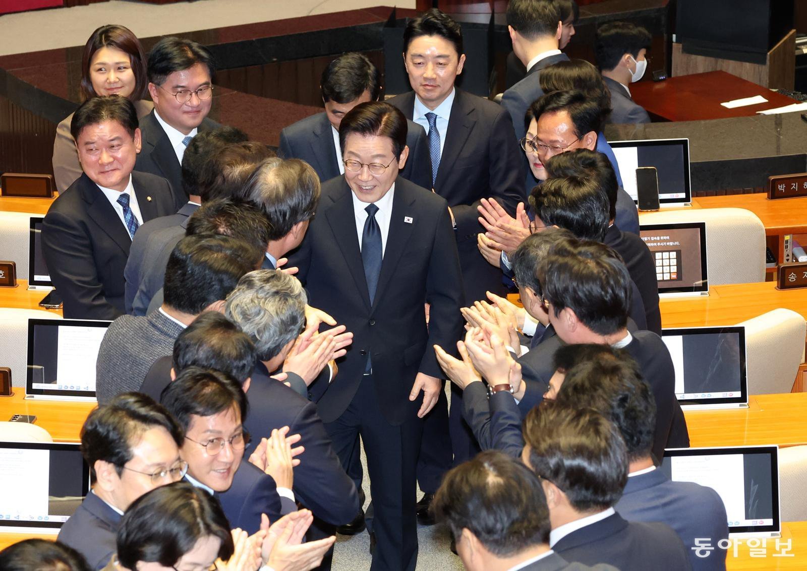 이재명 대통령이 4일 서울 여의도 국회 본회의에서 내년도 정부 예산안에 대한 시정연설을 마치고 여당 의원들의 박수를 받으며 퇴장하고 있다. 장승윤 기자 tomato99@donga.com