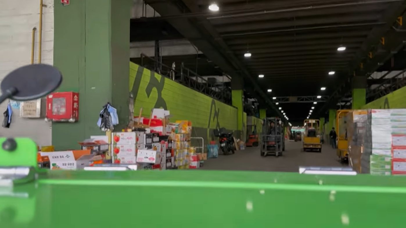 박지현 전 위원장이 아르바이트를 마치고 창고로 돌아오며 내부 시설의 모습을 영상에 비추고 있다. (출처=유튜브 ‘정치인 박지현’ 갈무리)