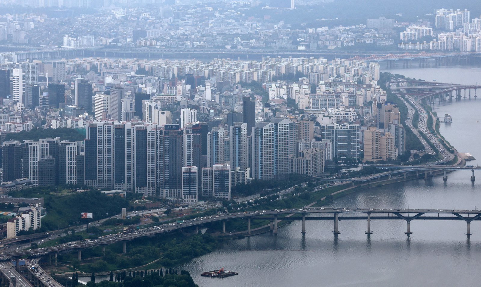 서울 송파구 서울스카이전망대에서 바라본 강남구 아파트단지 모습. 뉴스1