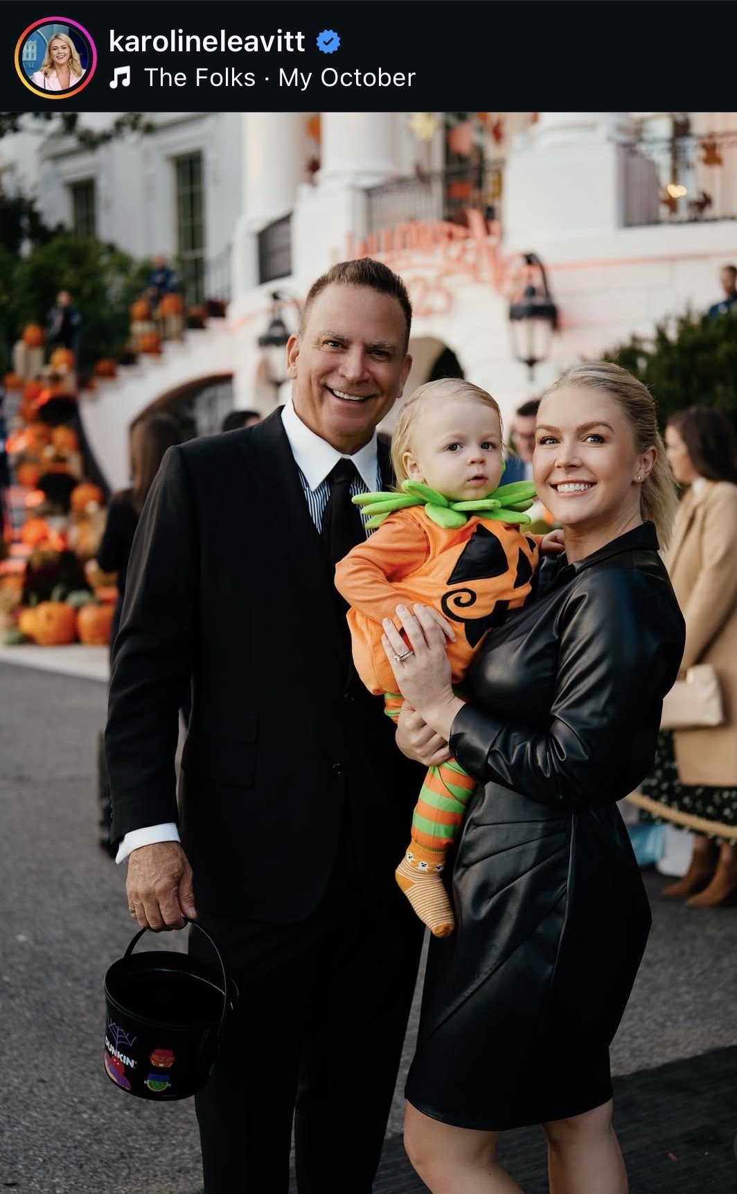 캐롤라인 레빗 미국 백악관 대변인이 핼러윈을 맞아 인스타그램에 올린 가족 사진이 남편의 얼굴 보정으로 화제다. (출처=캐롤라인 레빗 인스타그램) 2025.11.2.