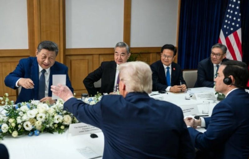 지난달 30일 부산 김해국제공항 공군기지 나래마루에서 열린 미중 정상회담에서 도널드 트럼프 미국 대통령(앞줄 왼쪽)이 보여준 종이를 보며 시진핑 중국 국가주석(뒷줄 왼쪽)이 환하게 웃고 있다. 종이에 어떤 내용이 적혀 있었는지는 알려지지 않았다. 사진 출처 미국 백악관 X
