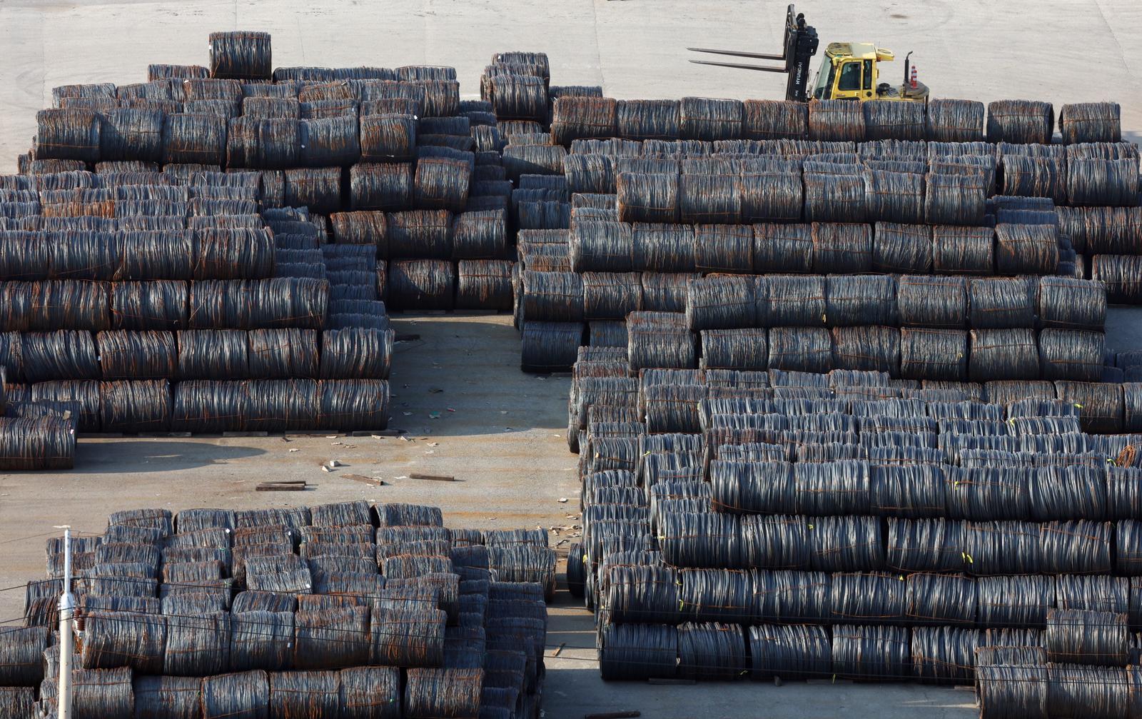 29일 오후 경기 평택시 포승읍 평택항에 철강제품이 쌓여있는 모습. 2025.10.29/뉴스1