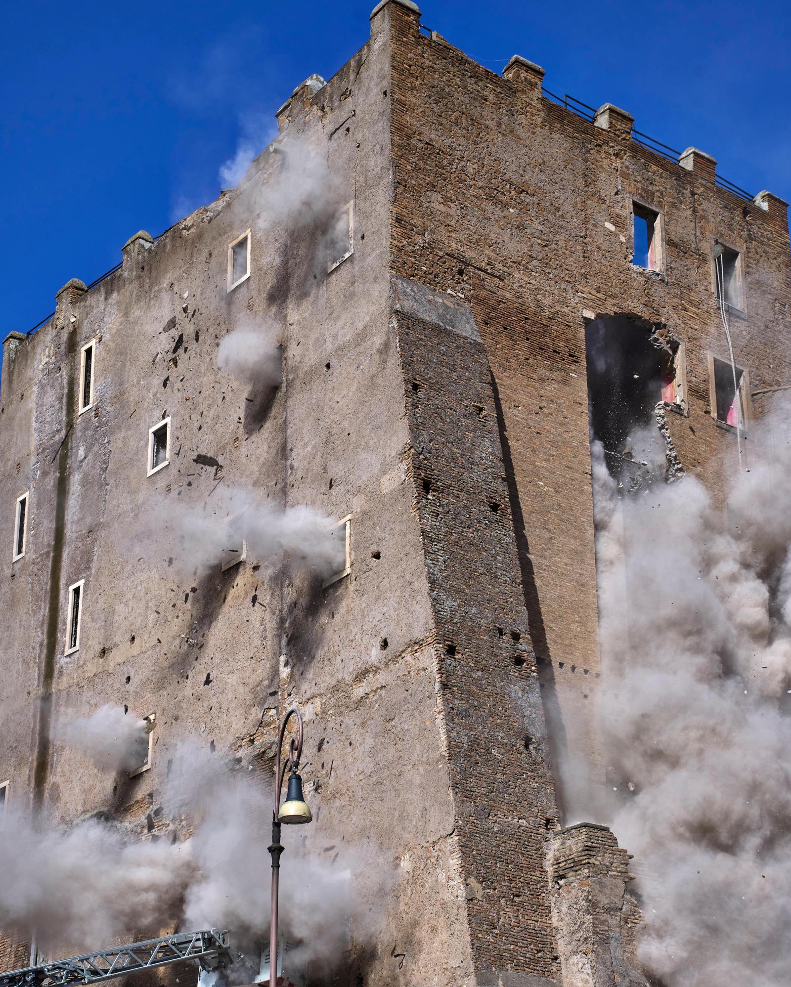 3일 이탈리아 로마의 콘티탑 내부가 보수 공사 도중 무너지면서 흰 연기가 일고 있다. 로마=AP 뉴시스