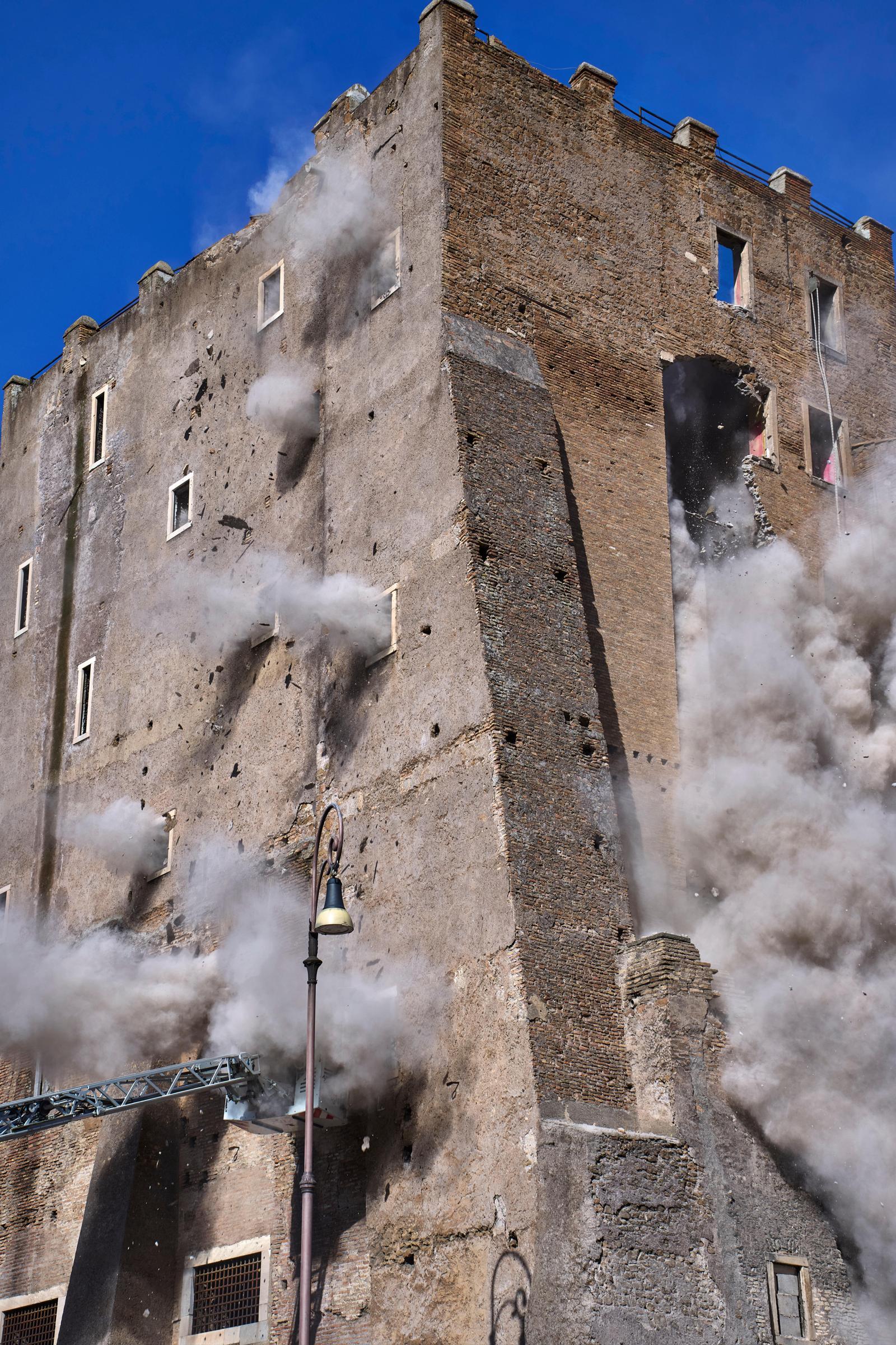 3일 이탈리아 로마의 콘티탑 내부가 보수공사 중 무너지면서 흰 연기가 일고 있다. 로마=AP 뉴시스