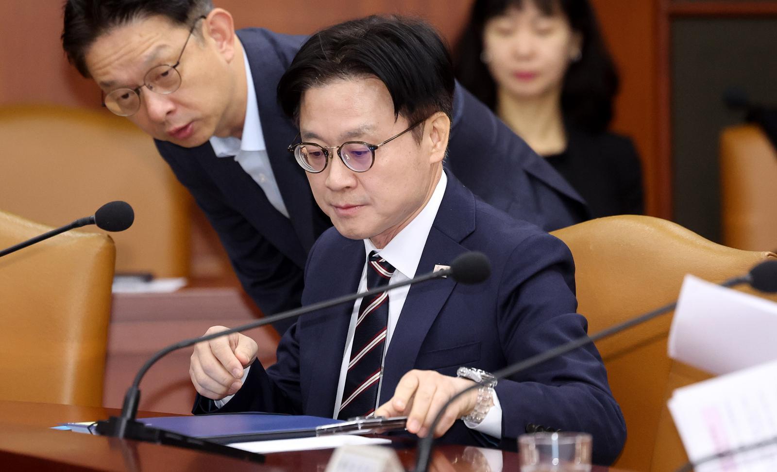 김정관 산업통상부 장관이 4일 오전 서울 종로구 정부서울청사에서 열린 ‘경제관계장관회의 겸 물가관계장관회의’ 및 ‘산업경쟁력강화 관계장관회의’에 참석해 있다. 2025.11.04. 뉴시스