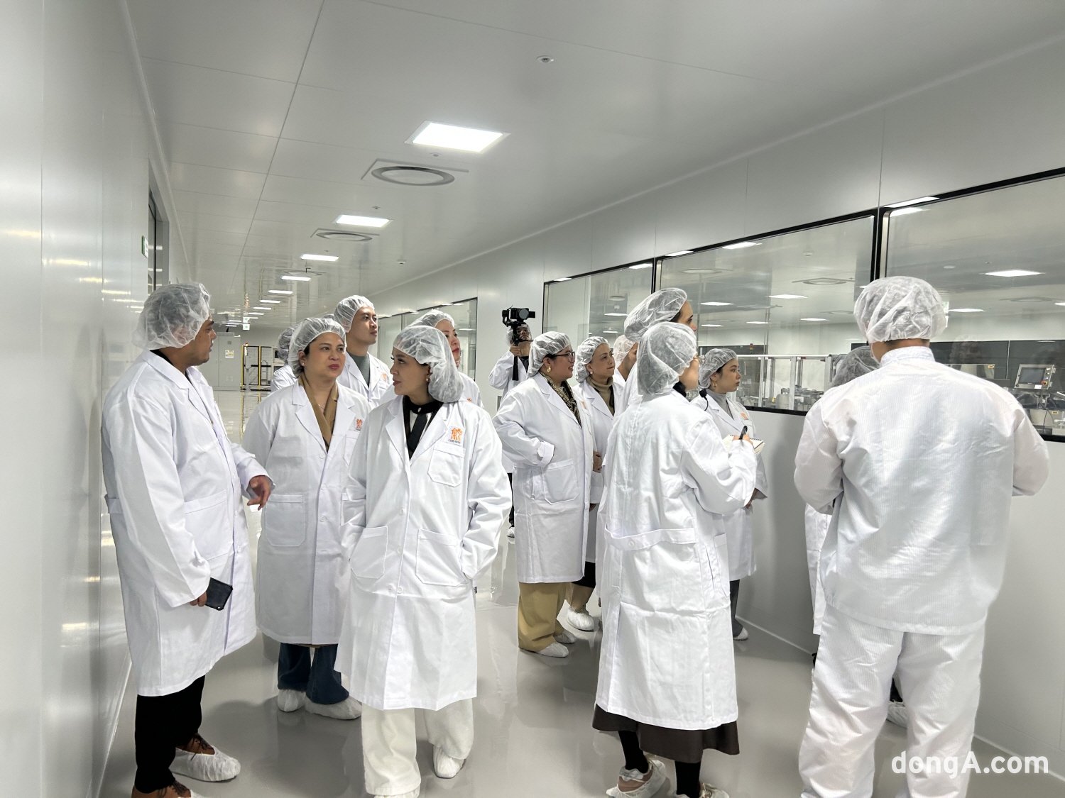 해외 의료진들이 나보타 마스터 클래스 일환으로 대웅제약 나보타 향남공장을 투어하고 있다.