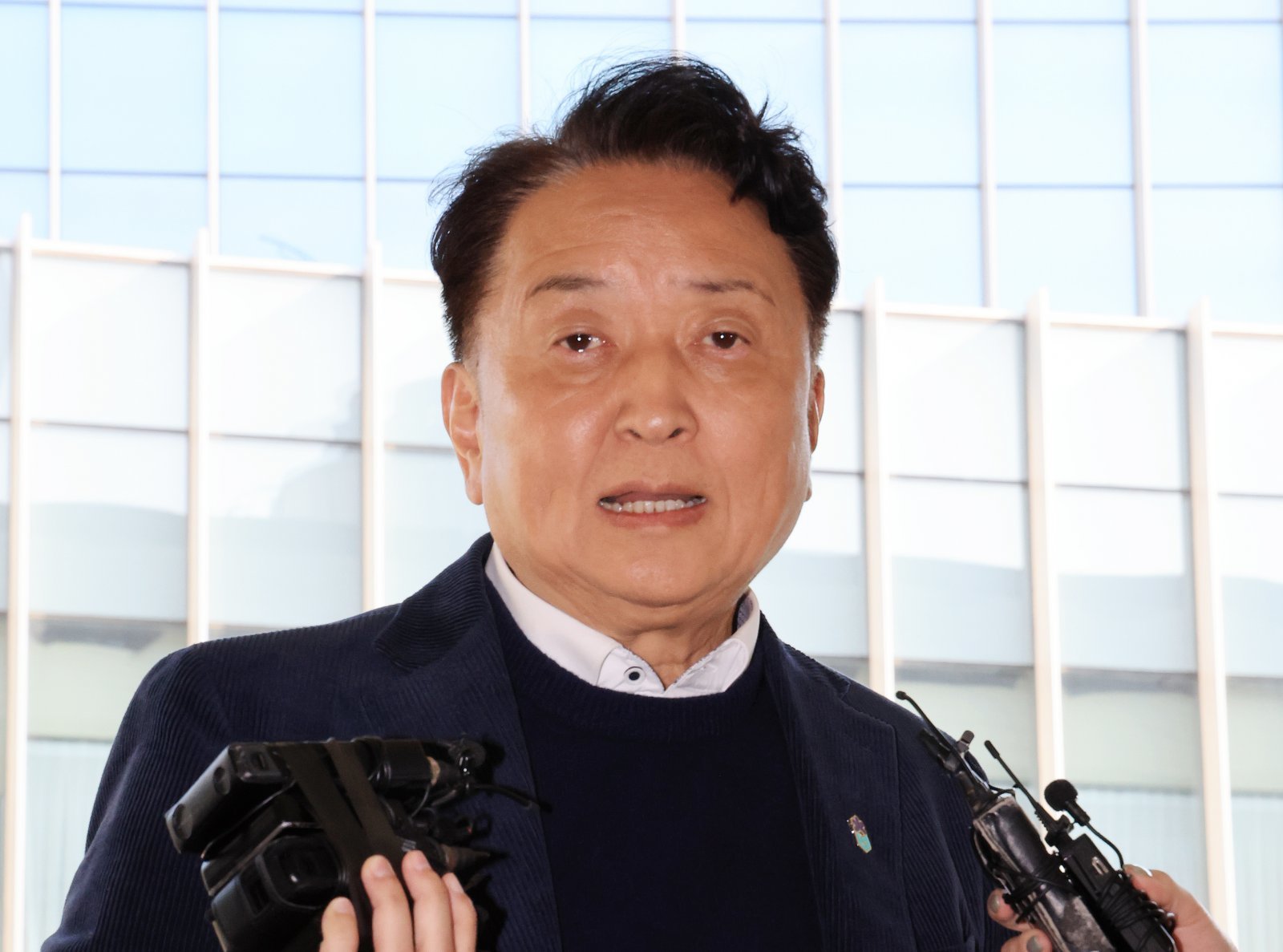 오송참사 국정조사에서 위증한 혐의를 받고 있는 김영환 충북지사가 4일 서울 영등포구 서울영등포경찰서에서 피의자 신분으로 조사받기 위해 출석하기 전 취재진 질문에 답변하고 있다. 2025.11.4/뉴스1