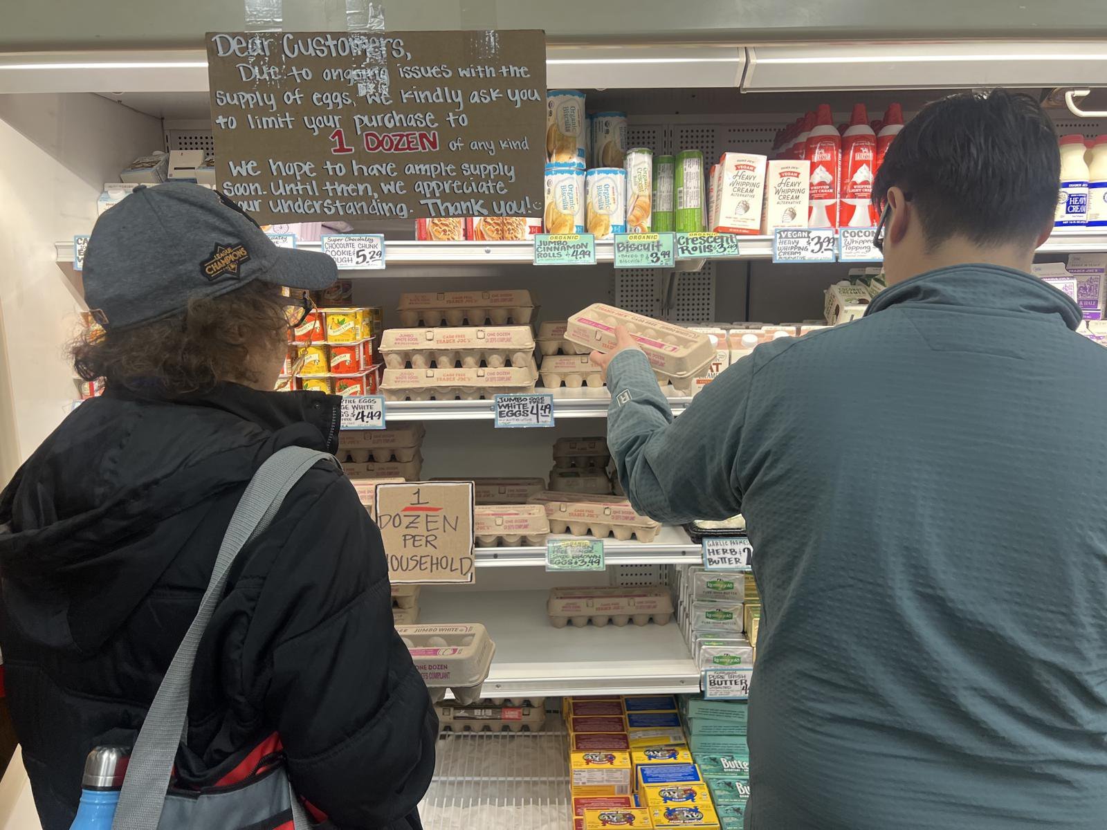 미국의 대형 마트 트레이더 조스에서 제품을 구입하고 있는 사람들. AP=뉴시스