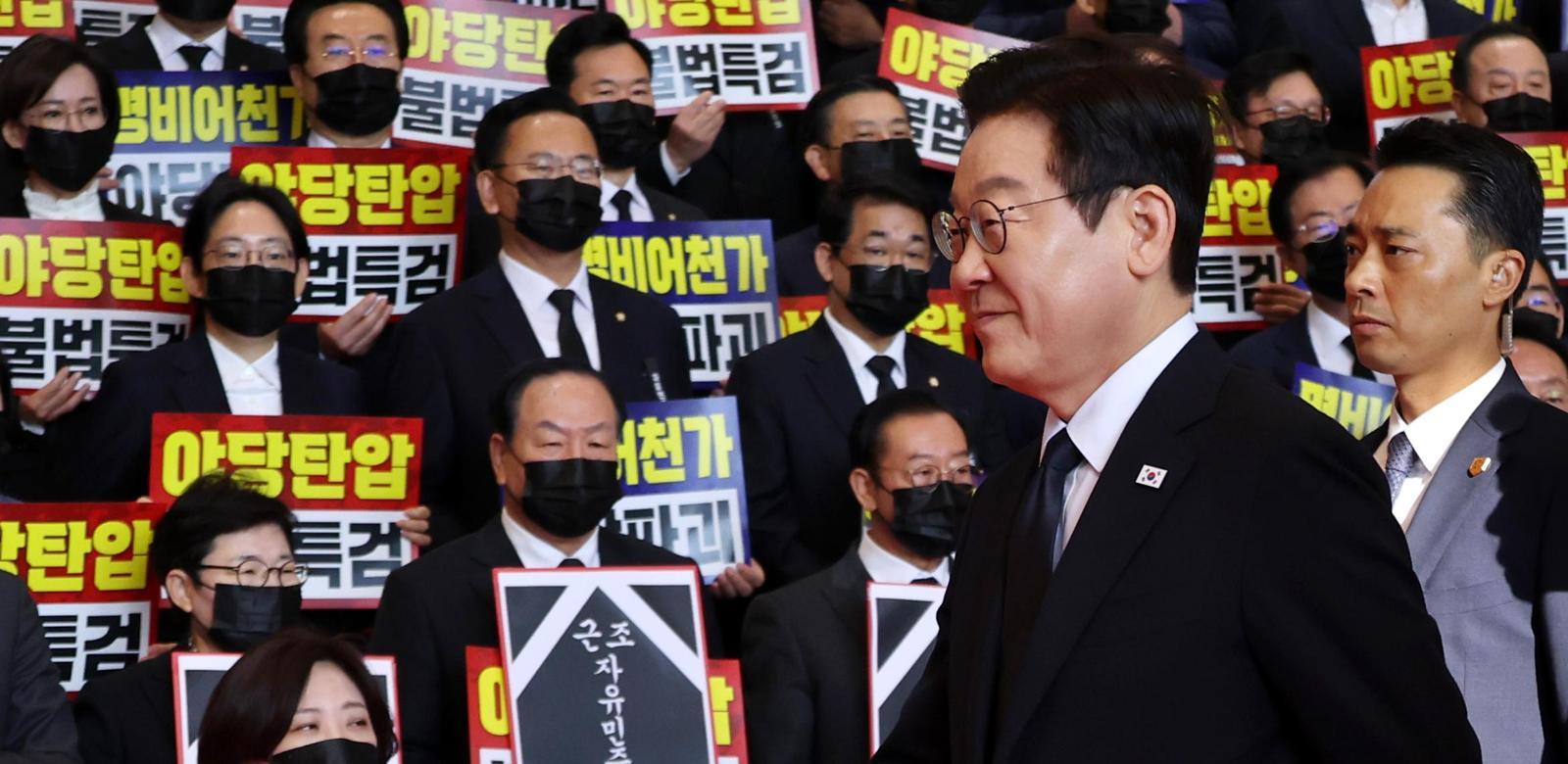 이재명 대통령이 4일 내년도 정부 예산안에 대한 시정연설을 하기 위해 국회에 도착해 피켓 시위를 벌이고 있는 국민의힘 의원들에게 인사한 뒤 이동하고 있다. 국민의힘은 이날 추경호 전 원내대표에 대한 특검의 구속영장 청구에 항의하며 이 대통령의 국회 시정연설을 보이콧했다. 사진공동취재단