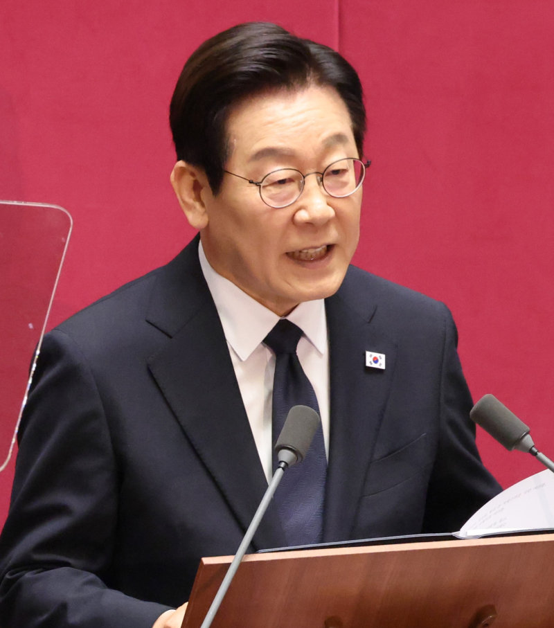 이재명 대통령이 4일 오전 서울 여의도 국회에서 내년도 정부 예산에 대한 시정연설을 하고 있다. 이 대통령은 이날 오후 국무회의에서 “내가 지금 감기 몸살이 걸려서 목소리가 이상하니 이해를 부탁드린다”고 말했다. 이 대통령은 지난달 26, 27일 동남아시아국가연합(ASEAN·아세안) 정상회의를 다녀온 뒤 일주일 넘게 경북 경주 아시아태평양경제협력체(APEC) 정상회의와 한미 정상회담 등 정상 외교 일정을 소화했다. 사진공동취재단
