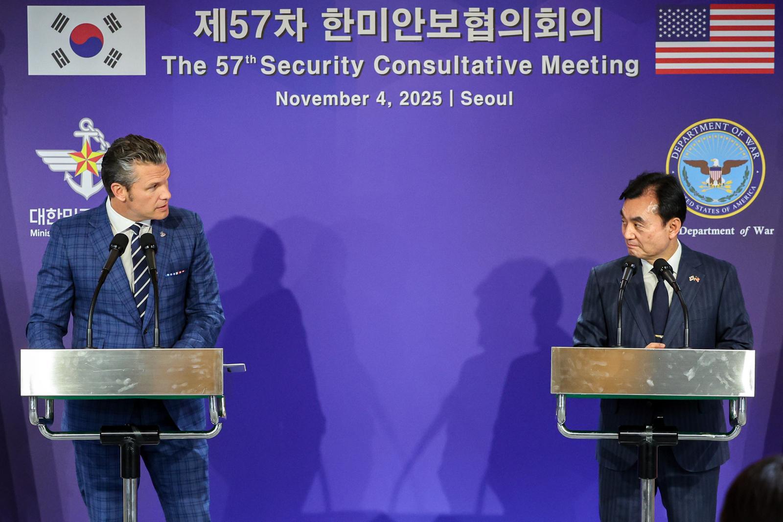 안규백 국방부 장관과 피트 헤그세스 미국 전쟁부(국방부) 장관이 4일 오후 서울 용산구 국방부 청사에서 제57차 한미안보협의회의(SCM)를 마치고 가진 공동기자회견에서 취재진의 질문에 답하고 있다. 사진공동취재단