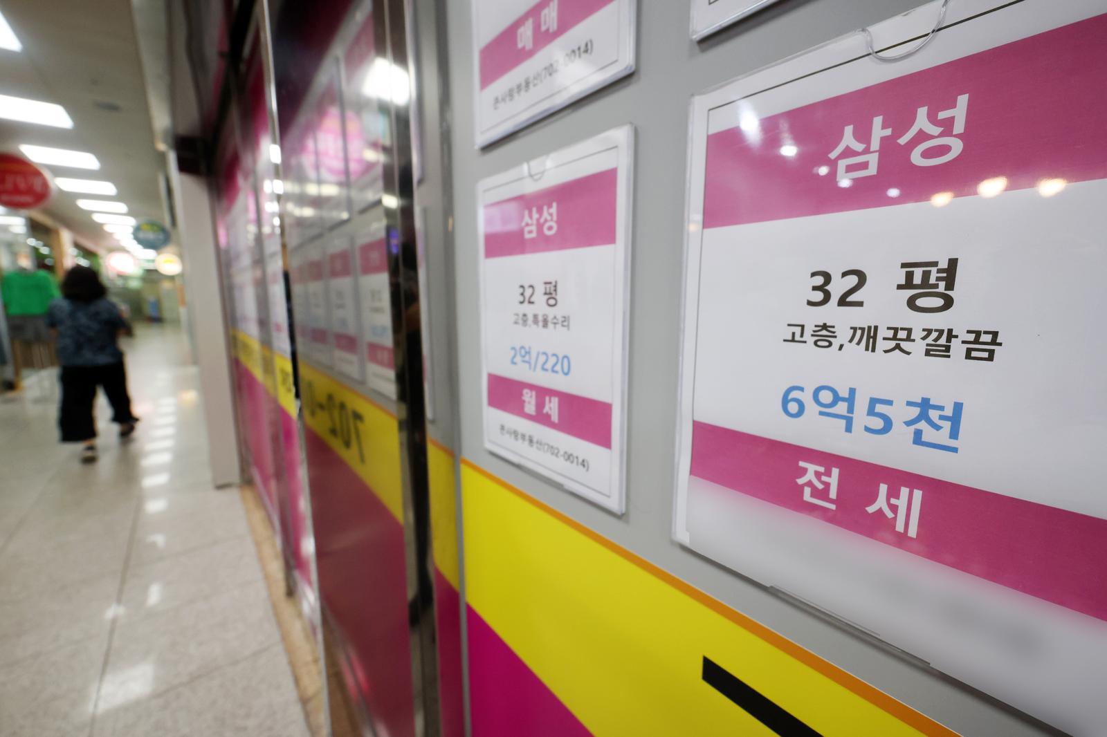 “보증금 올려 계속 살게요” 절반이 갱신 계약…내년엔 더 오를듯