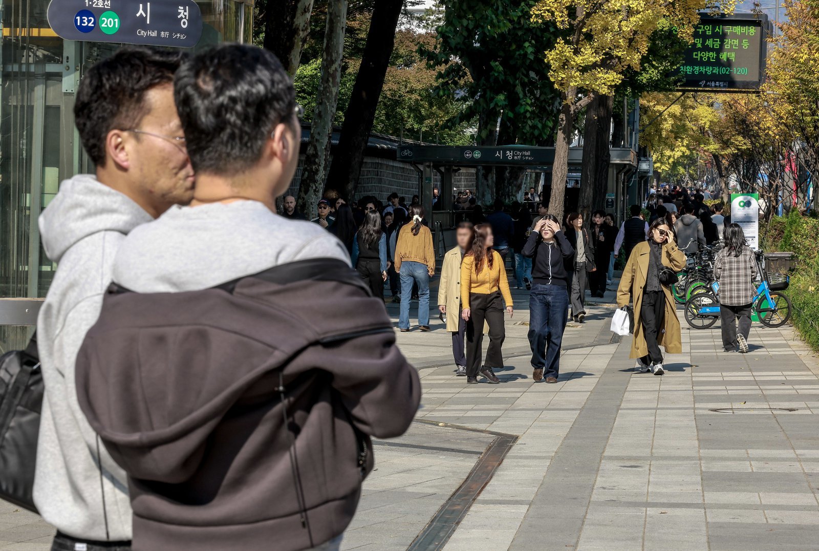 완연한 가을 날씨를 보인 4일 서울 중구 덕수궁 인근에서 겉옷을 벗은 시민이 신호를 기다리고 있다. 2025.11.04 뉴시스