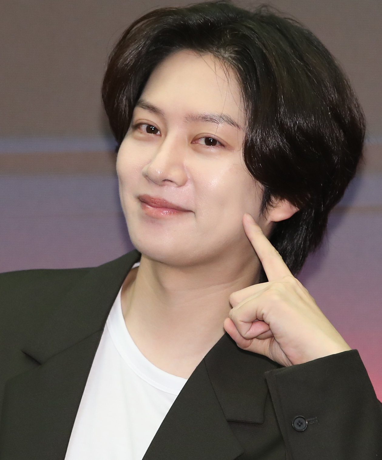 가수 김희철이 서울 마포구 상암동 스탠포드호텔에서 열린 채널A ‘강철부대W’ 제작발표회에 참석해 포즈를 취하고 있다. 뉴스1