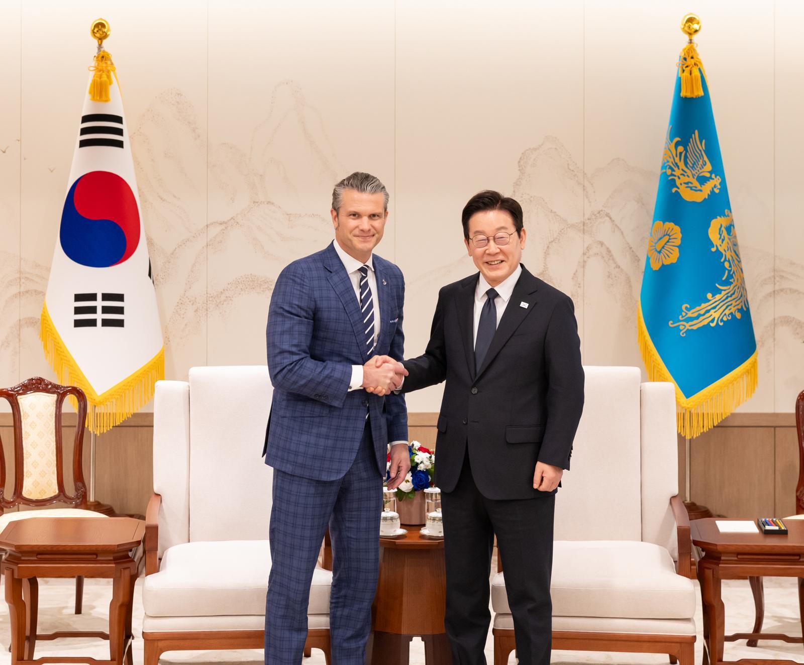 이재명 대통령이 4일 서울 용산 대통령실 청사에서 피트 헤그세스 미국 국방부 장관 접견에 앞서 악수하고 있다. 2025.11.4 대통령실 제공