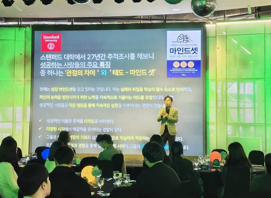 김영록 넥스트챌린지 대표가 환영 특강을 진행하고 있다 / 출처=IT동아