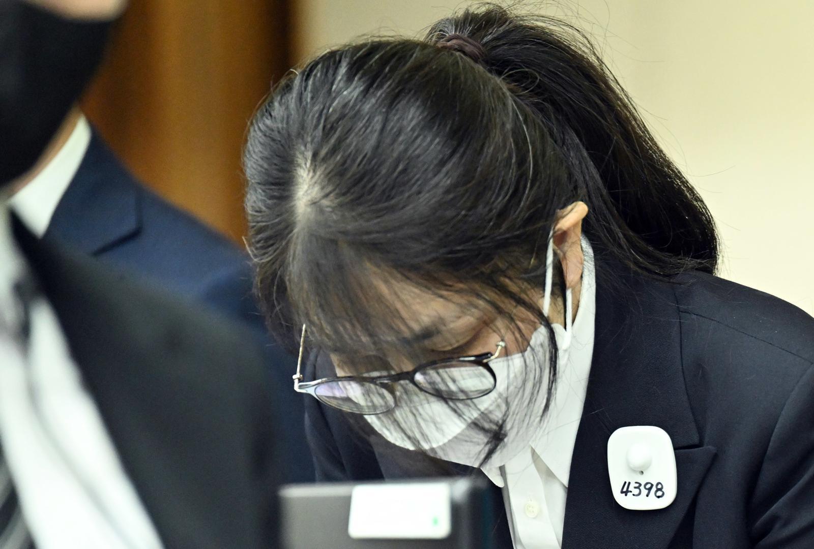 김건희 여사가 24일 서울 서초동 서울중앙지법에서 열린 김 여사의 특정범죄가중처벌법상 알선수재 및 자본시장법·정치자금법 위반 등 사건 첫 재판에 출석해 인사하고 있다. 2025.9.24. 사진공동취재단