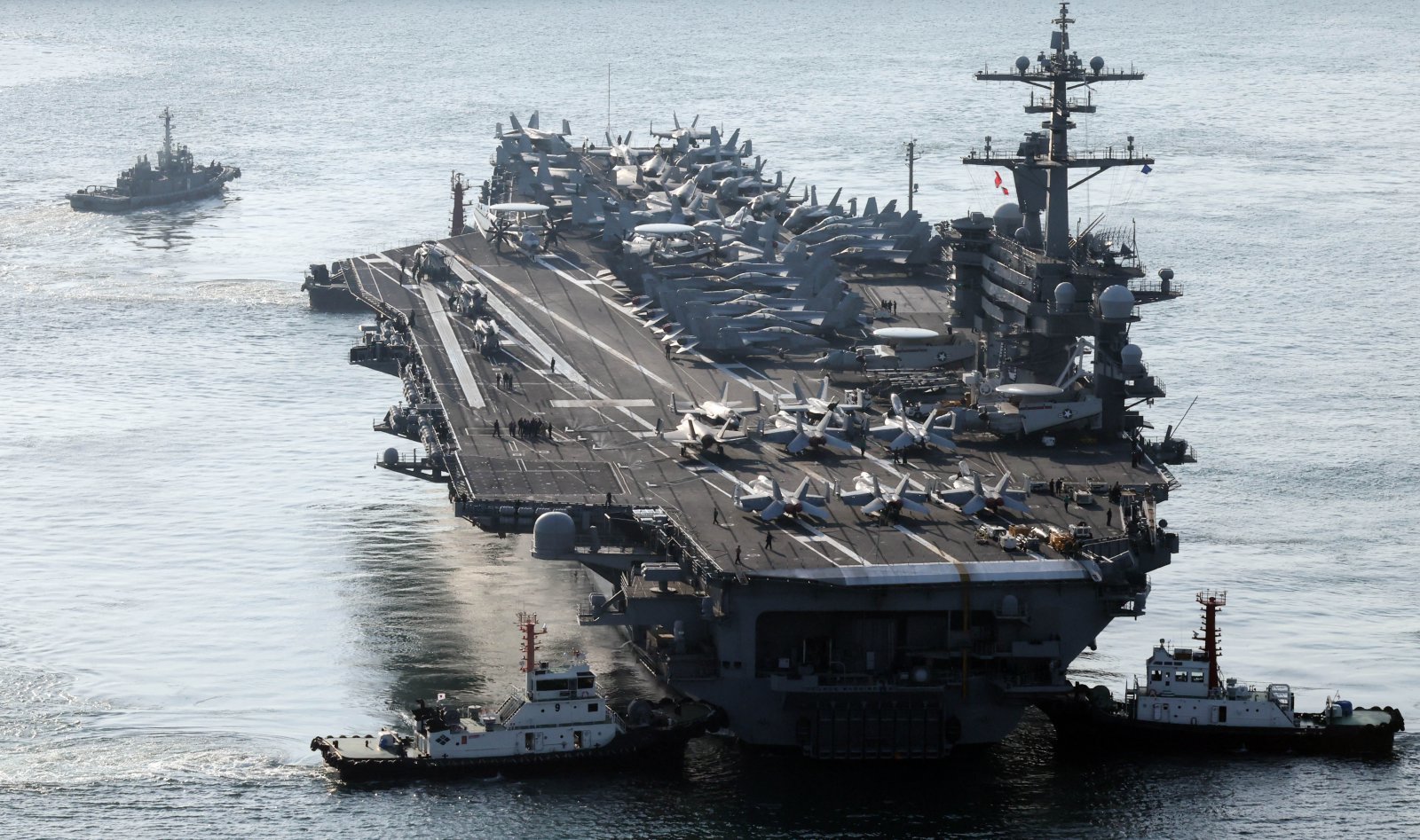 미국 해군 7함대 소속 핵추진 항공모함 ‘조지 워싱턴함(CVN-73)’이 5일 오전 부산 남구 해군작전사령부 부산작전기지에 입항하고 있다.    니미츠급(10만t급)인 이 핵항모는 길이 333m, 폭 76.8m, 비행갑판 면적은 축구장 3배 규모이며, 승조원은 6000여 명이다. 특히 최신예 스텔스 전투기 F-35C와 슈퍼호넷 전투기(F/A-18), 호크아이 조기경보기(E-2C), 해상작전헬기 등 항공기 80여 대를 탑재히고 있어 ‘떠다니는 군사기지’로 불린다. 2025.11.05. 뉴시스