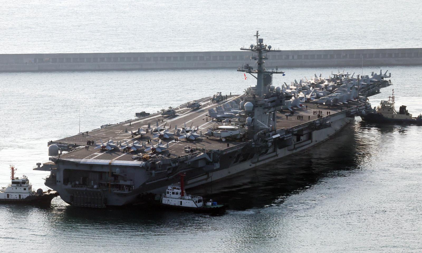 미국 해군 7함대 소속 핵추진 항공모함 ‘조지 워싱턴함(CVN-73)’이 5일 오전 부산 남구 해군작전사령부 부산작전기지에 입항하고 있다.    니미츠급(10만t급)인 이 핵항모는 길이 333m, 폭 76.8m, 비행갑판 면적은 축구장 3배 규모이며, 승조원은 6000여 명이다. 특히 최신예 스텔스 전투기 F-35C와 슈퍼호넷 전투기(F/A-18), 호크아이 조기경보기(E-2C), 해상작전헬기 등 항공기 80여 대를 탑재히고 있어 ‘떠다니는 군사기지’로 불린다. 2025.11.05. 뉴시스