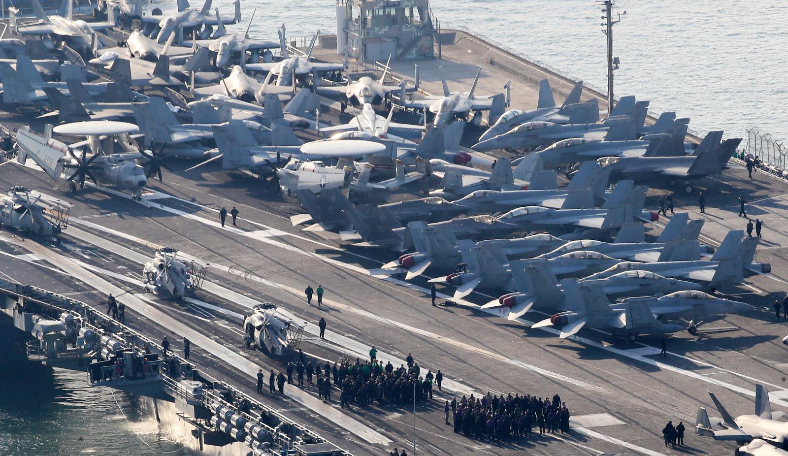 미국 해군 핵추진 항공모함 ‘조지워싱턴함’(CVN-73)이 5일 오전 부산 남구 해군작전사령부 부산작전기지에 입항하고 있다.  길이 333m, 폭 78m, 무게 10만여 톤, 승조원 6000여 명에 달하는 니미츠급 항모인 조지워싱턴함은 항공기 80여 대를 탑재할 수 있어 ‘떠다니는 군사기지’로 불린다.  2025.11.5/뉴스1