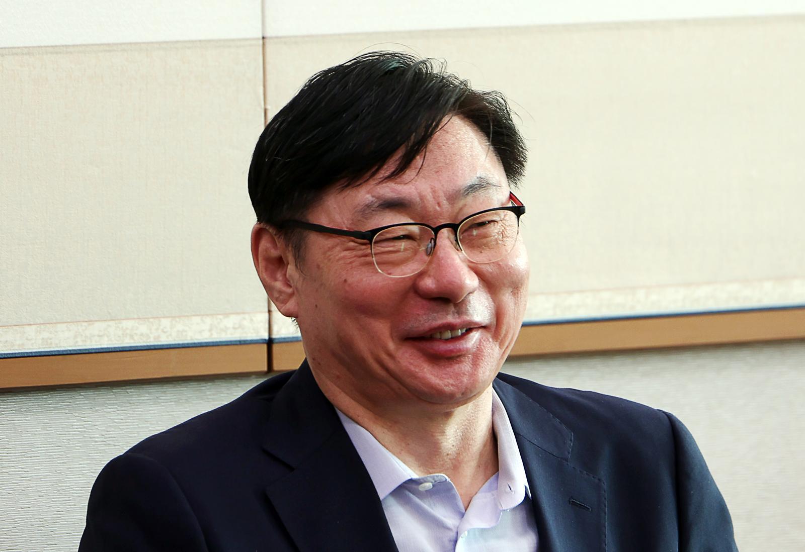 이화영 전 경기도 평화부지사가 23일 오전 서울 여의도 국회 법제사법위원회에서 열린 서울고등검찰청-서울중앙지방검찰청 등에 대한 국정감사에서 의원들의 토론 중 웃음을 보이고 있다. 2025.10.23 [서울=뉴시스]