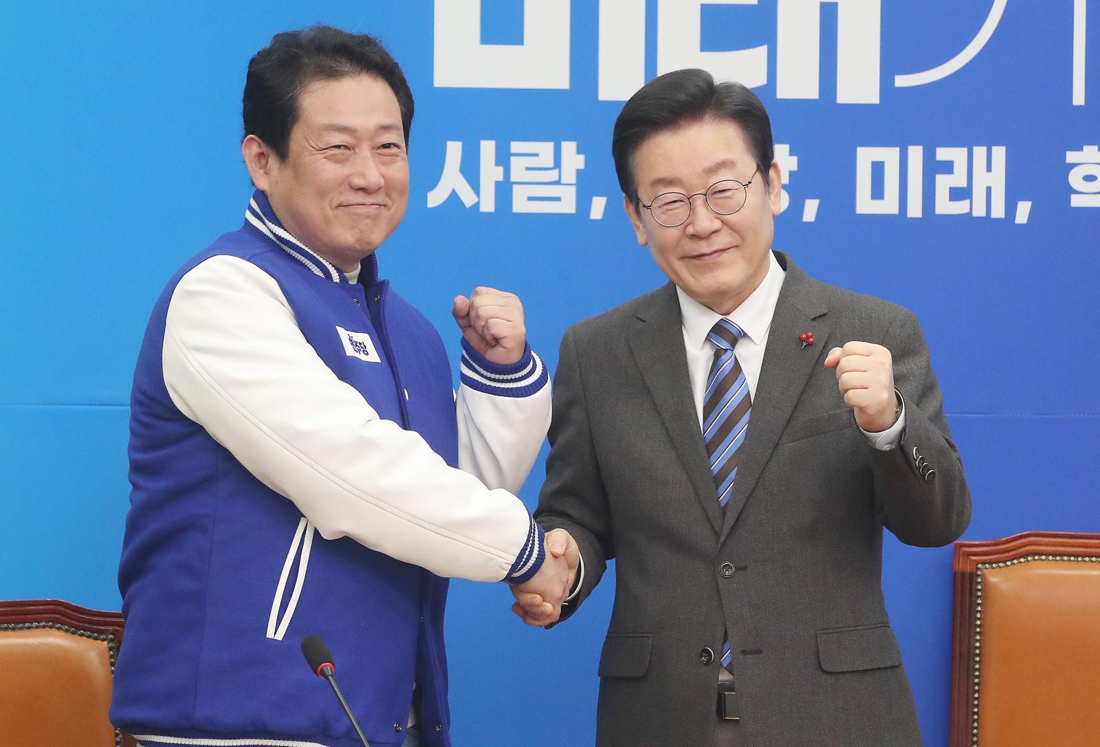 지난해 2월 14일 이재명 당시 더불어민주당 대표가 서울 여의도 국회에서 열린 더불어민주당 18·19차 인재영입식에서 유동철 동의대학교 사회복지학과 교수와 기념촬영을 하고 있다. 뉴스1