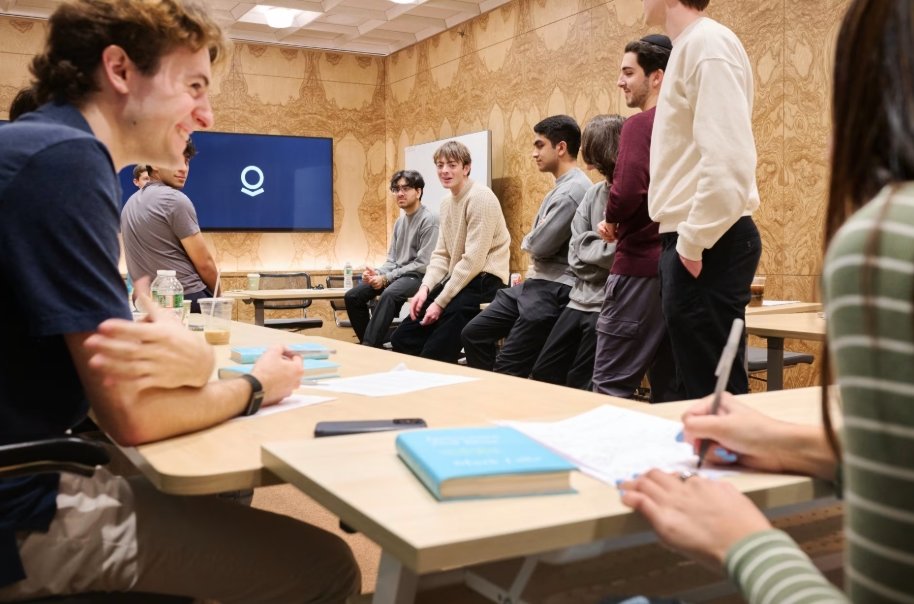 미국 AI 빅데이터 기업 팔란티어(Palantir)가 고교 졸업 직후 학생 가운데 우수 인재를 대학 학위 없이 정규직으로 채용하는 ‘능력주의 펠로십(Meritocracy Fellowship)’ 프로그램을 시작했다. (WSJ 캡처) ⓒ뉴시스