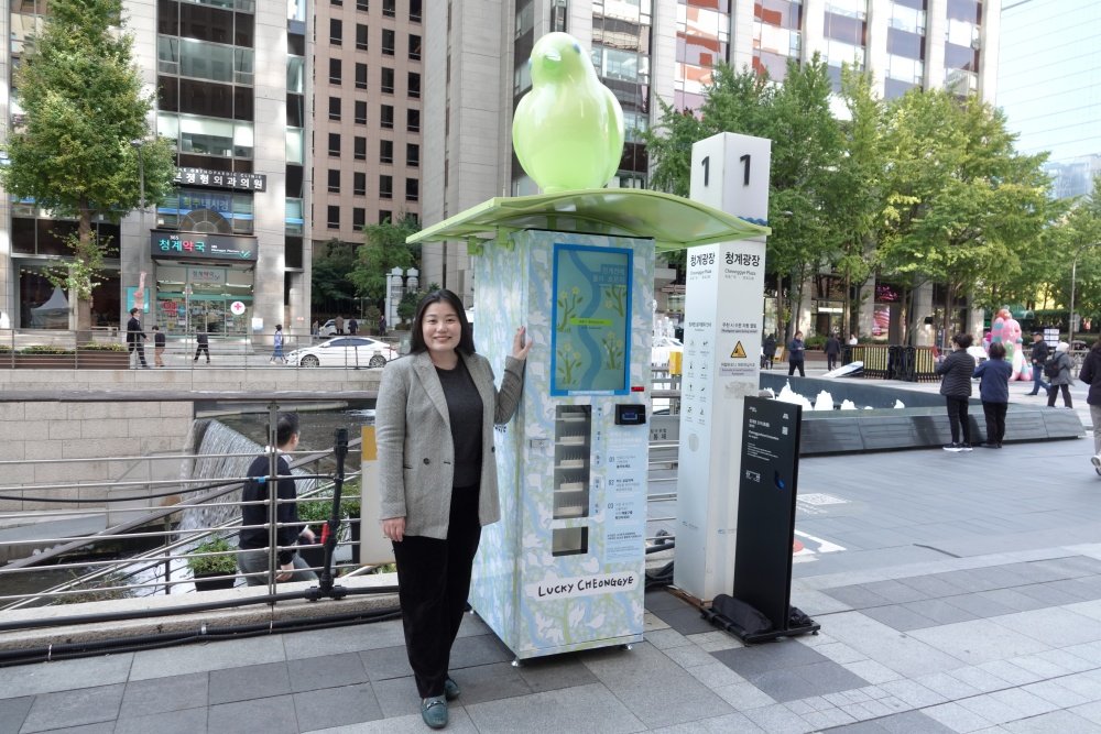 서울 청계광장에 설치된 자판기씨는 청계천에 서식하는 새 포토카드를 제공한다 / 출처=IT동아