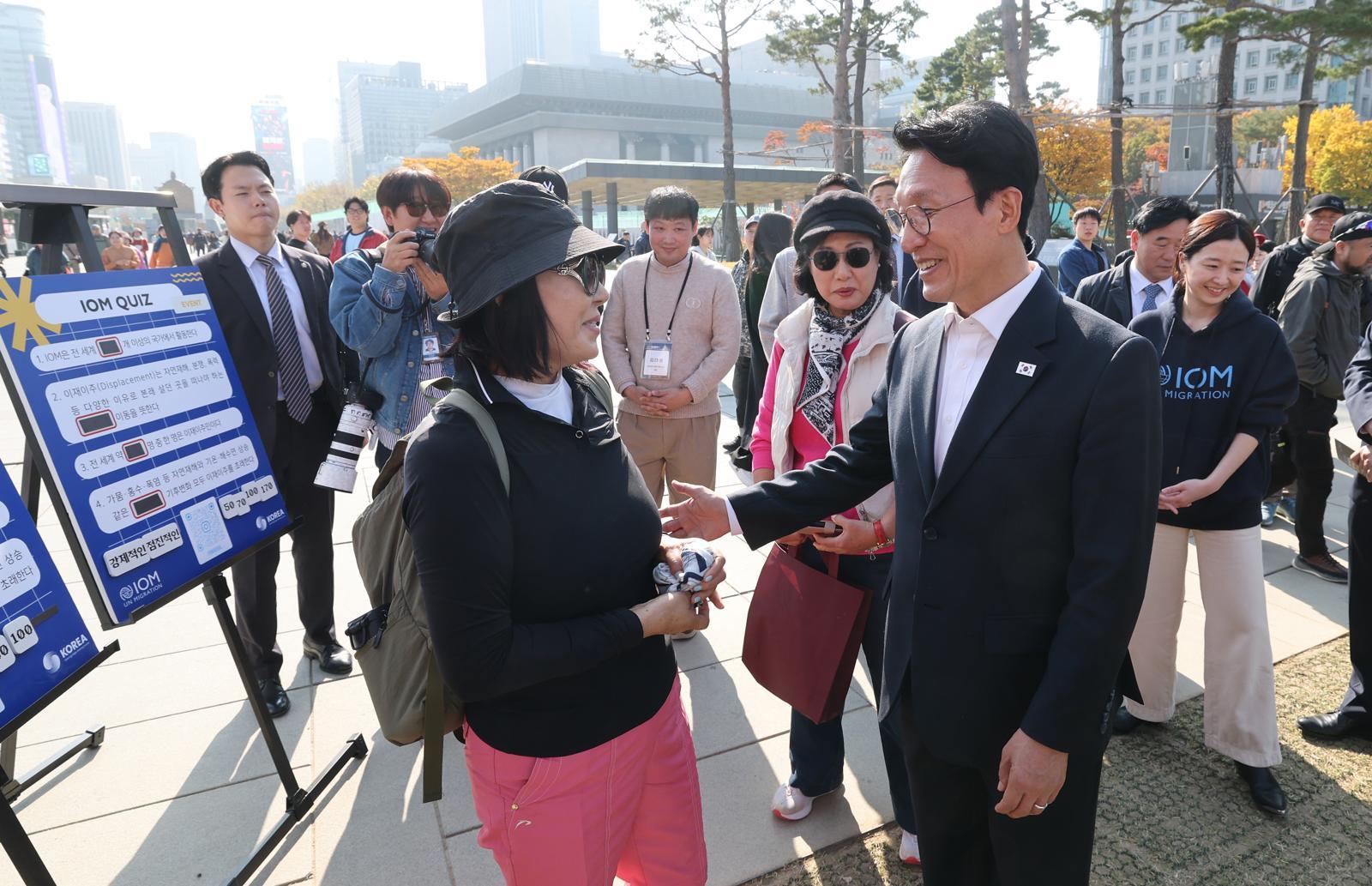 김민석 국무총리가 5일 서울 종로구 광화문광장에서 열린 2025 개발협력주간 홍보존을 방문, 시민들과 이야기를 나누고 있다. 2025.11.5/뉴스1
