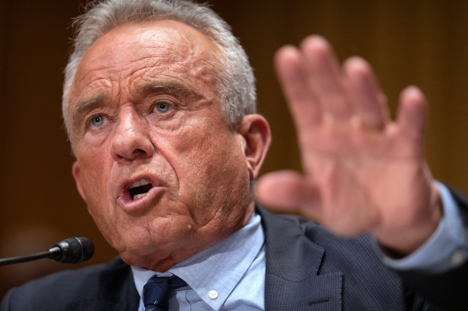 미국 보건복지부 장관 로버트 F. 주니어가 워싱턴D.C. 국회의사당에서 열린 상원 재정위원회에서 발언하고 있다. (출처=AP/뉴시스)