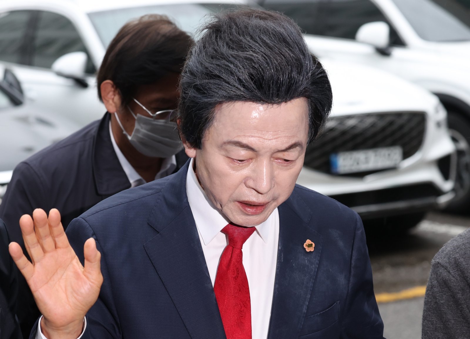 신도 성추행·사기 등 혐의를 받는 허경영 국가혁명당 명예대표가 16일 오후 경기 의정부시 의정부 지방법원에서 열린 영장실질심사에 출석하고 있다. 2025.05.16 의정부=뉴시스