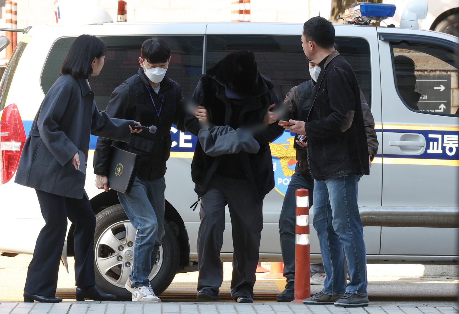 만취 상태에서 운전을 하다가 일본인 관광객 모녀를 치어 50대 어머니를 숨지게 한 30대 남성 서모씨가 5일 서올 서초구 서울중앙지방법원에서 열린 구속 전 피의자 심문(영장실질심사)에 출석하고 있다. 2025.11.05. 뉴시스