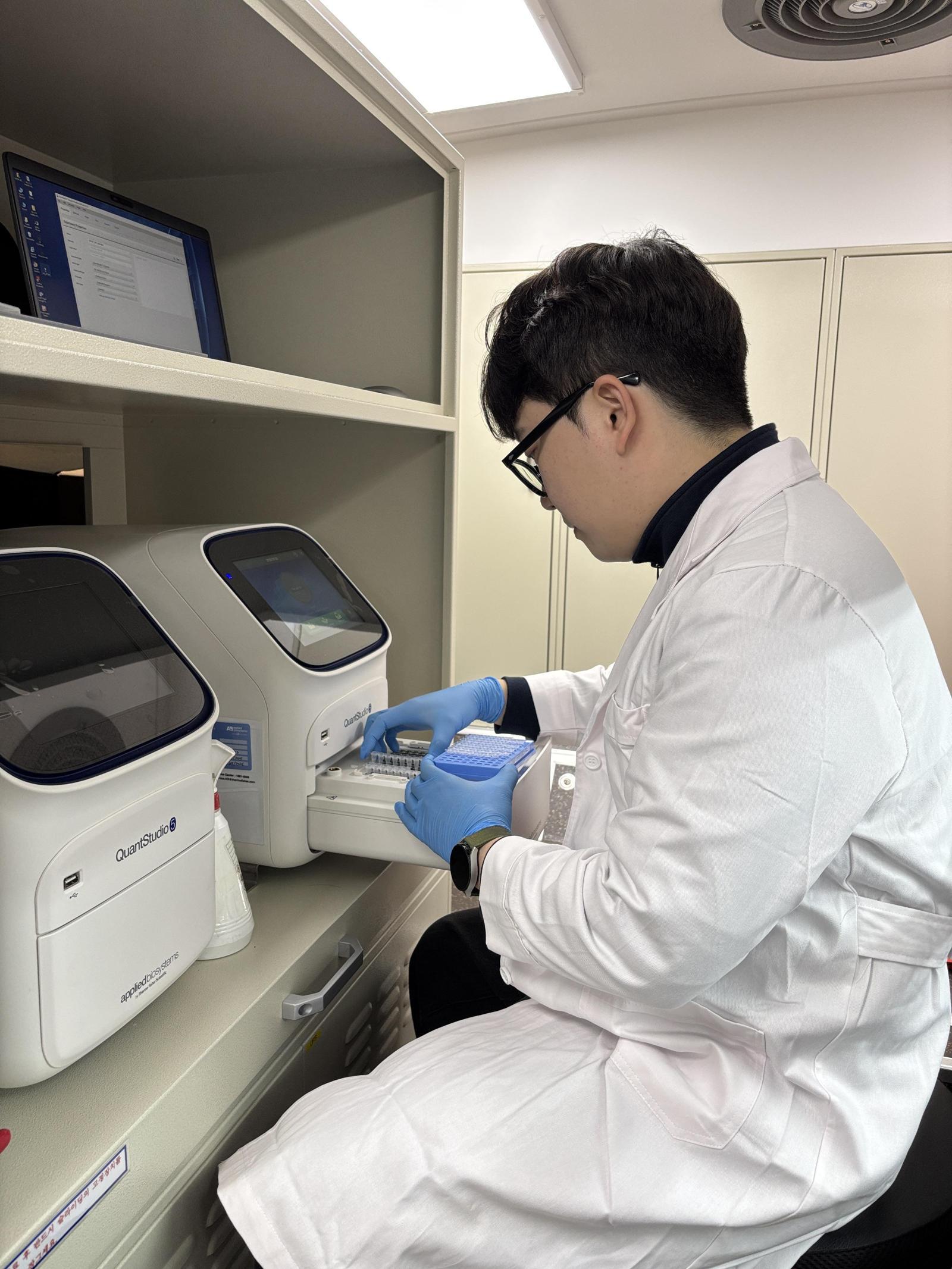 식약처는 신속 검사 차량을 활용해 비가열 식품에 대해 식중독균 및 노로바이러스 검사를 했다. 식품의약품안전처 제공