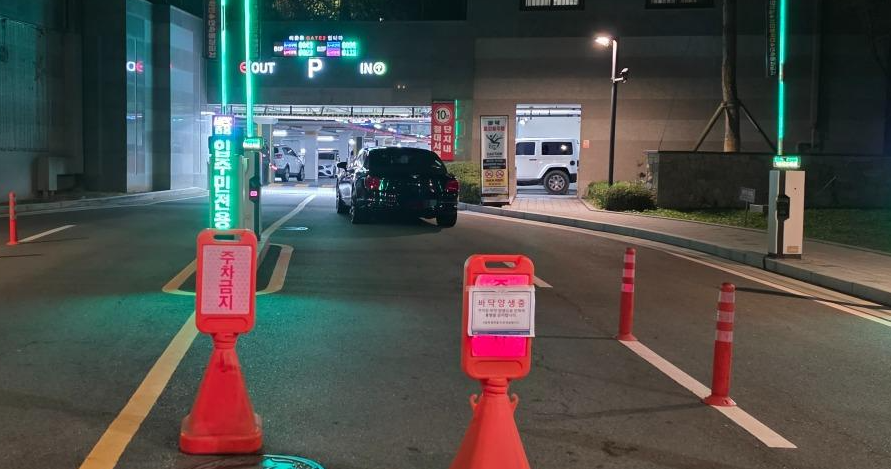 아파트 주차장 입구를 막아버린 입주민의 차량. 온라인커뮤니티 보배드림 갈무리