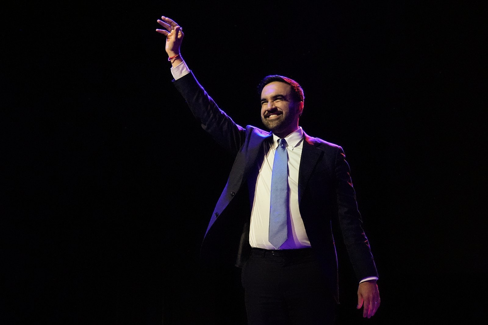 조란 맘다니 뉴욕 시장 당선인이 4일(현지 시간) 미국 뉴욕 시장 선거에서 당선된 후 지지자들에게 인사하고 있다. 올해 34세인 인도계 무슬림인 민주당의 맘다니 후보가 미국 최대 도시 뉴욕에서 시장으로 당선됐다. 2025.11.05. 뉴욕=AP/뉴시스         