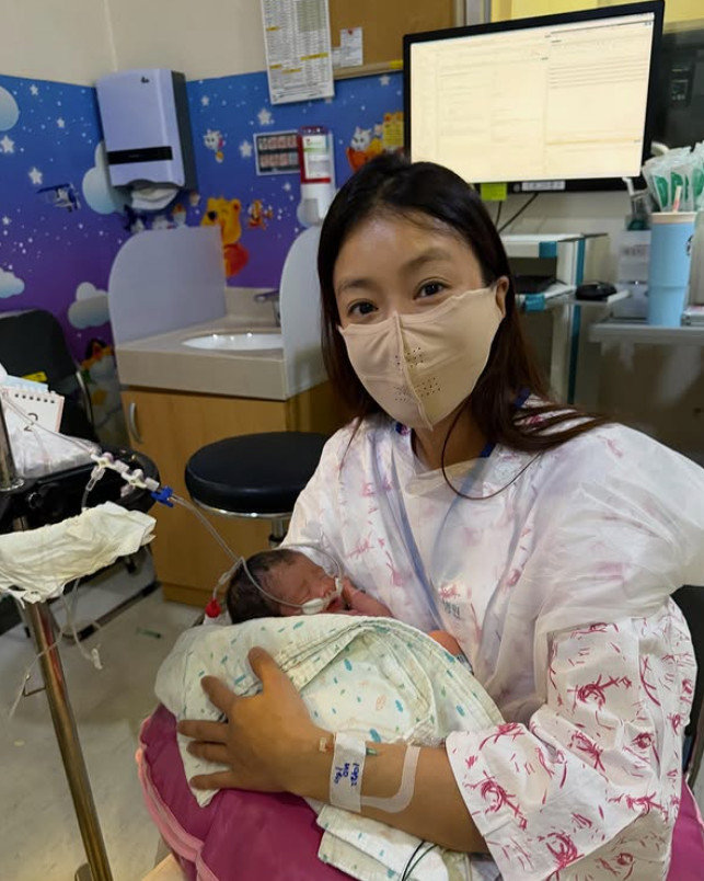 냉동배아로 前남편 아이 임신한 이시영, 딸 출산했다