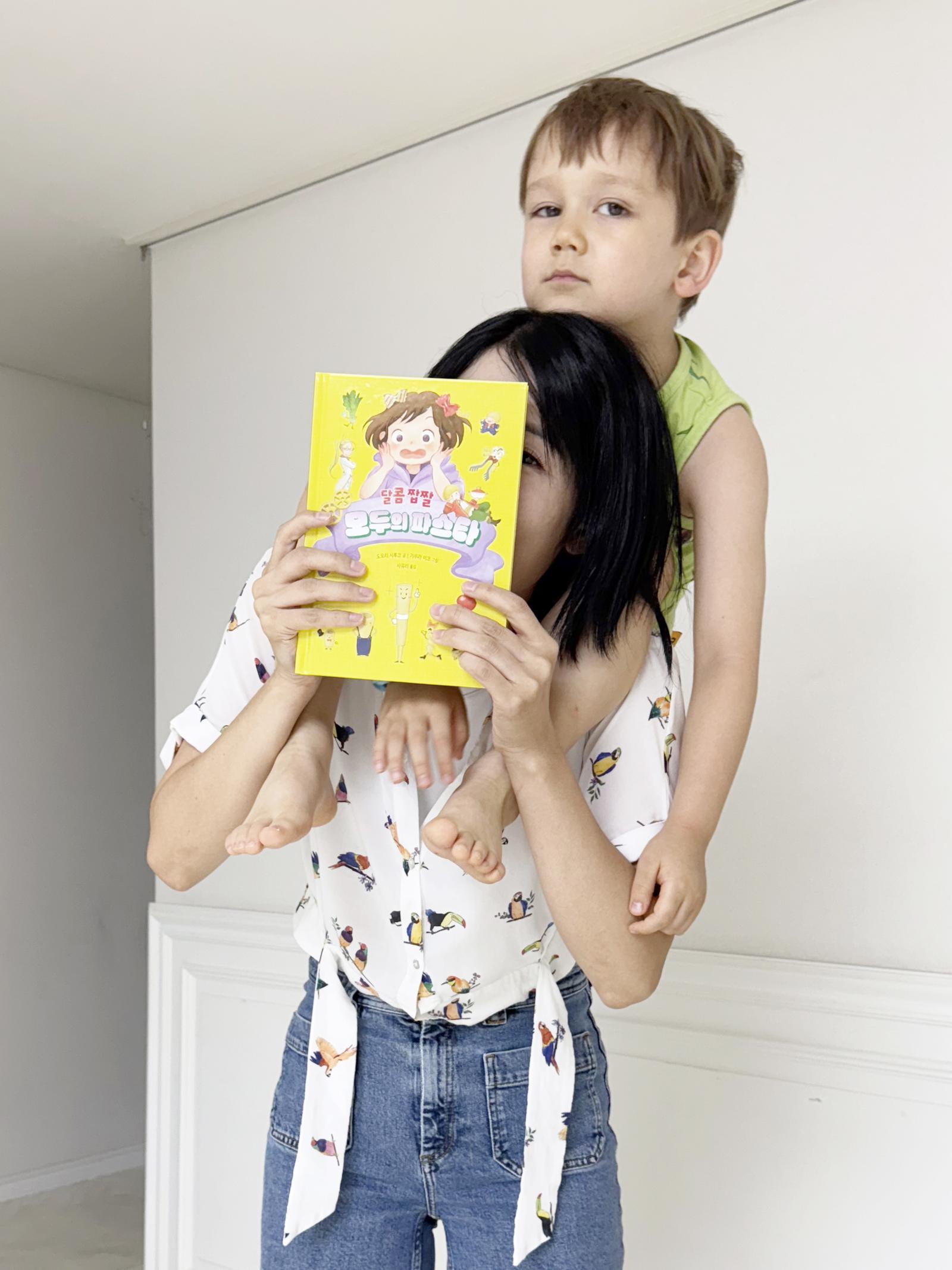 사유리 씨가 아들 젠을 업고 ‘달콤 짭짤 모두의 파스타’를 들고 있다.             라곰스쿨 제공