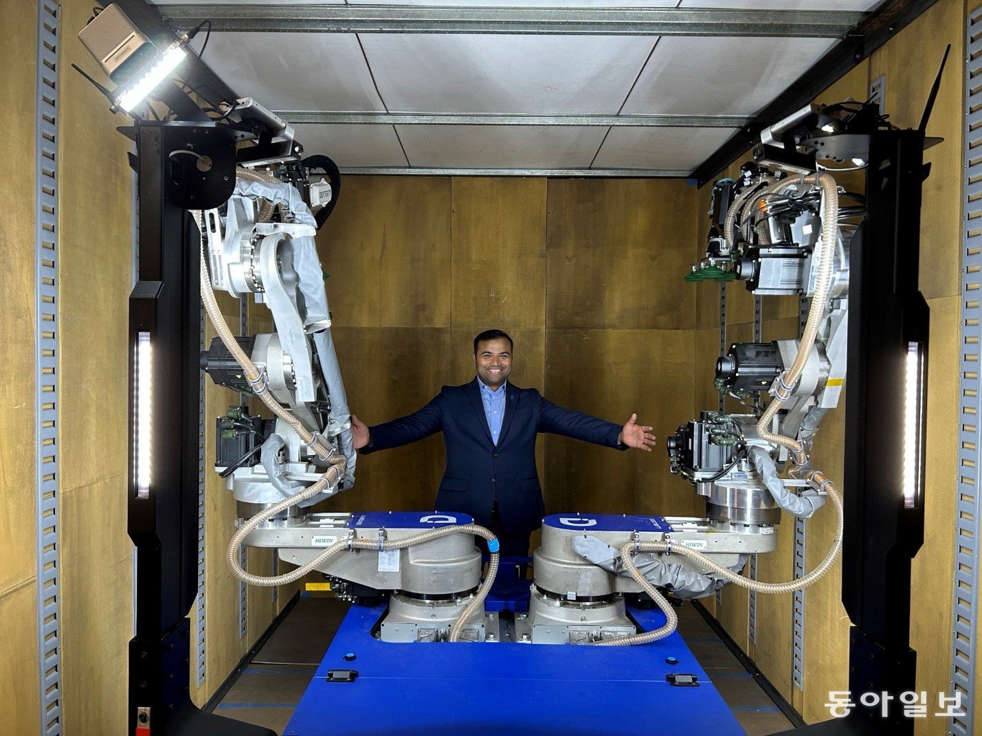 덱스터리티의 창업자이자 최고경영자(CEO)인 사미르 메논이 미국 캘리포니아주 레드우드 시티에 위치한 회사의 물류 로봇 메크(Mech) 앞에서 양팔을 뻗고 있다. 최중혁 대표 제공
