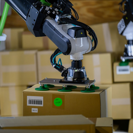 Mech는 산업 최초로 AI 기반의 촉각과 압력 감지를 갖추고 있다. 팔에 적용된 초저지연(4킬로헤르츠) 토크 제어와 결합하여 산업용으로 인간 수준의 정교한 조작이 가능하다. 박스, 소포, 폴리백을 부드럽게 집고 놓는 데 탁월하며, 불가능해 보이는 틈새에도 꼼꼼하게 끼워 넣을 수 있다. 출처 덱스터리티