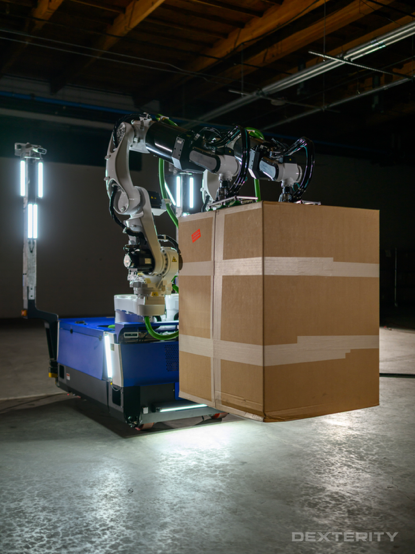 어깨 높이 이상으로 무거운 물건을 들어 올리는 것은 장기적인 신체 손상을 초래할 수 있다. Mech의 수직 도달 범위는 8피트 이상으로 확보 되어 대형 트럭 상단에 쉽게 닿을 수 있으며, 여러 개의 높은 박스 더미를 동시에 적재할 수 있다. 출처 덱스터리티