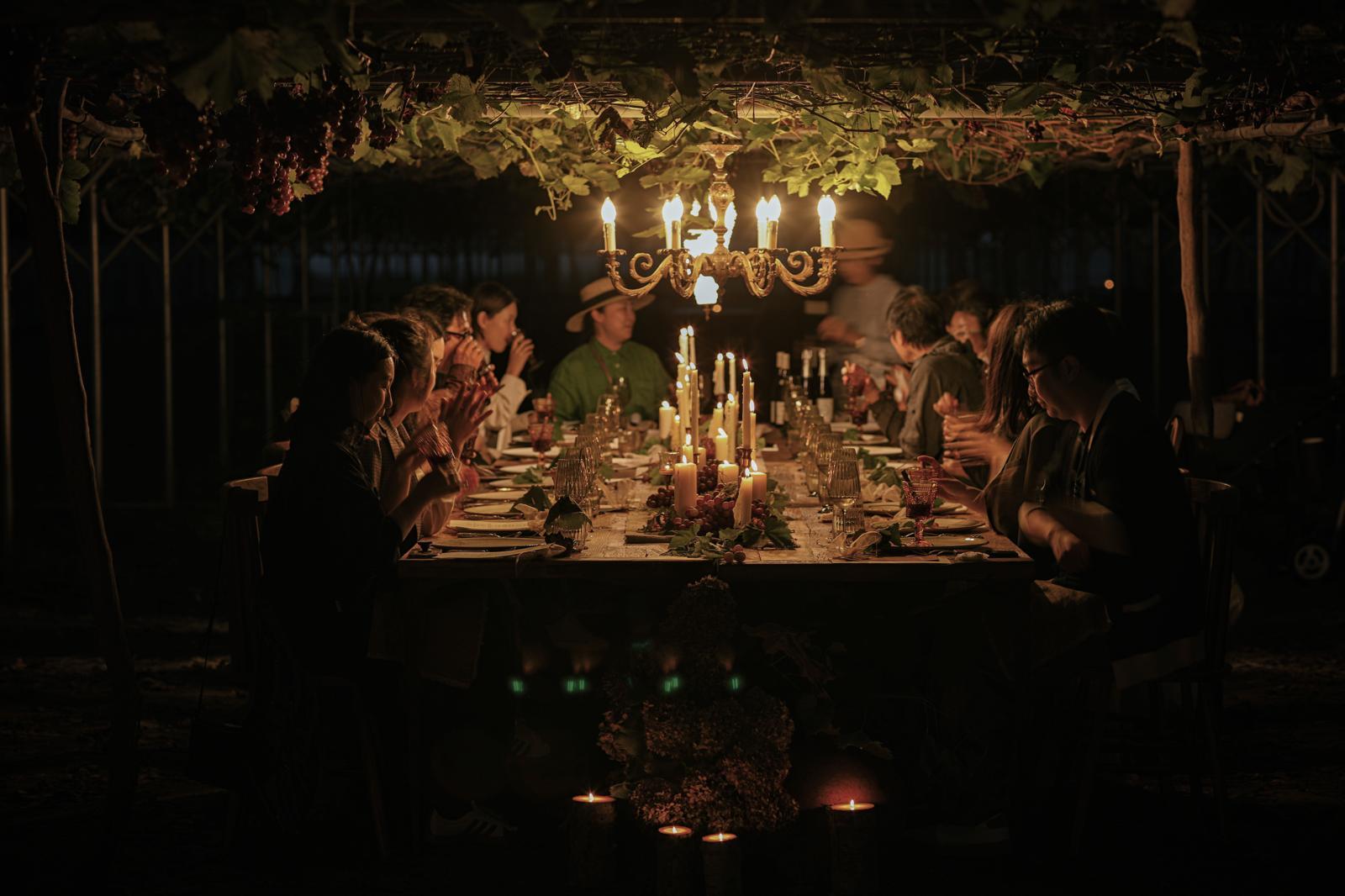 초록색 옷을 입고 모자를 쓴 김민아 포도와 대표가 만찬 참석자들과 대화를 나누고 있다. 포도와 제공