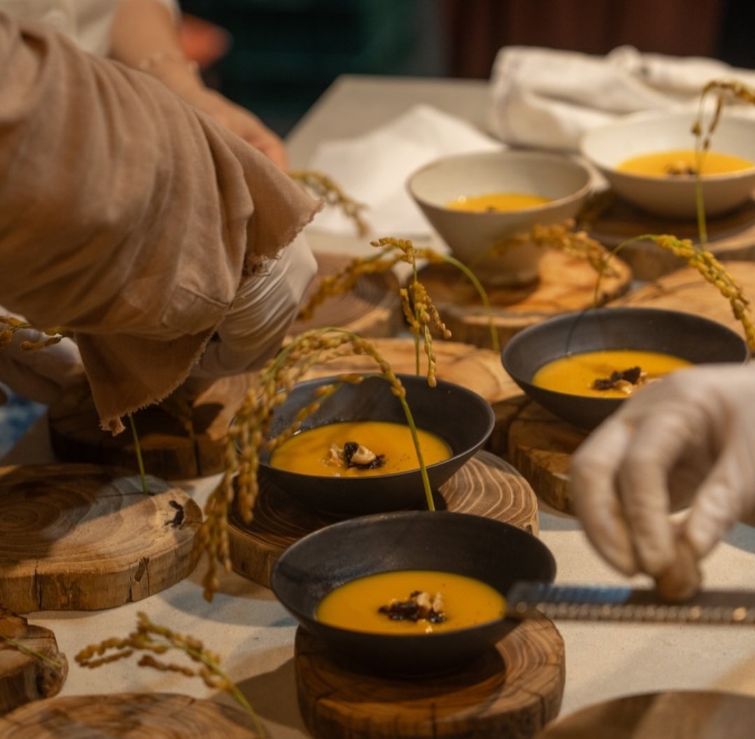 건포도를 올린 땅콩호박 스프. 포도와 제공