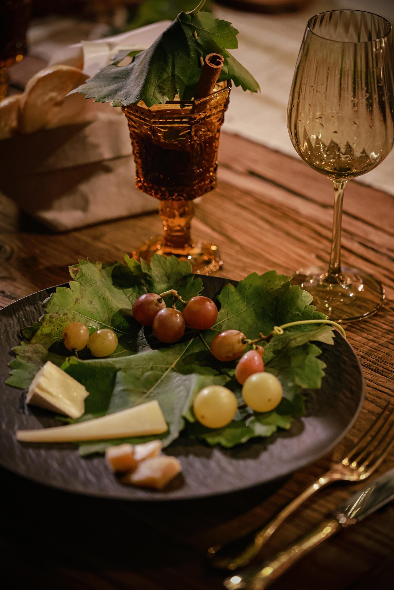 포도와 치즈 플래터. 포도와 제공