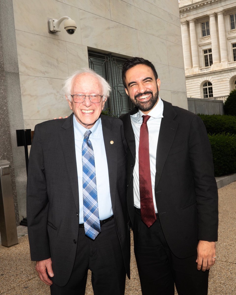 샌더스가 X에 올린 맘다니와 찍은 사진. 2025.11.05